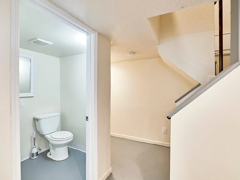 1421 N Park Pl — Photo 66