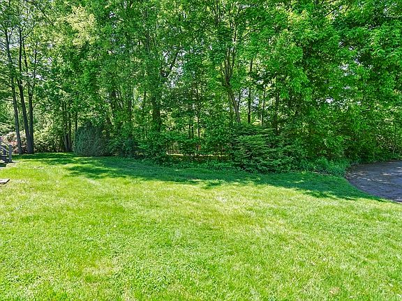 3rd image of 30 Mountainshire Dr #30
