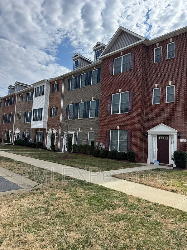 3 bed, 3.5 bath, 2163 sqft, $2,900 — Photo 1
