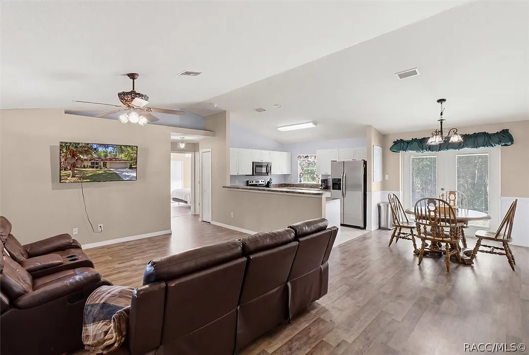 3 bed, 1380 sqft, $1,800 — Photo 3