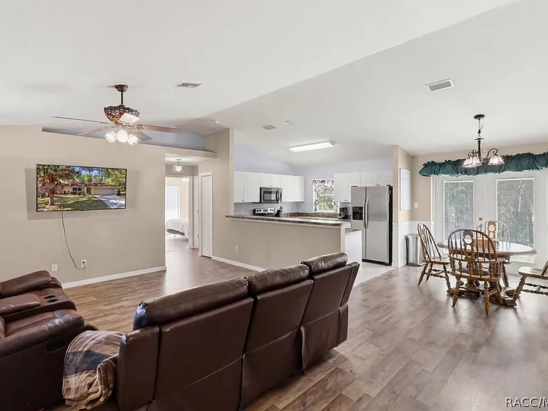 3220 E Rogers St — Photo 3