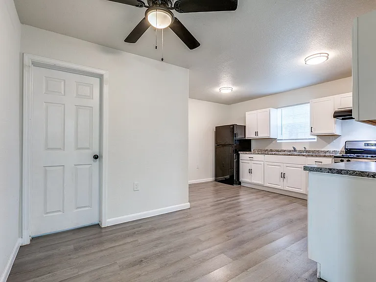 Elmwood Triplex — Photo 8