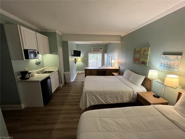 602 W Fort Macon Rd, Atlantic Beach, NC 28512