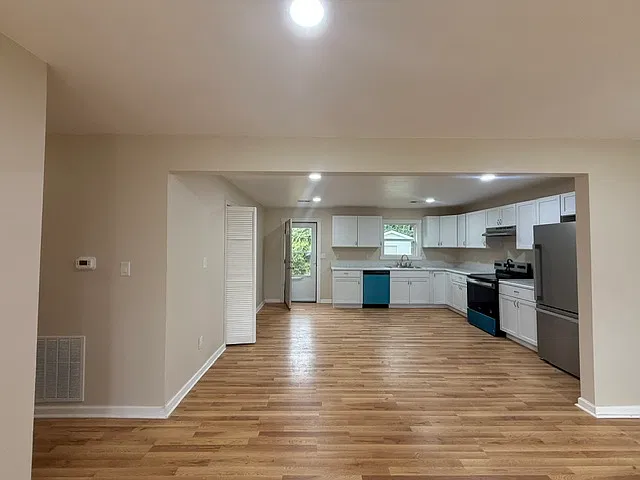 3 bed, 1300 sqft, $1,650 — Photo 3