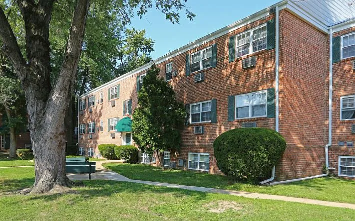 Cedarwood Apartments — Photo 3