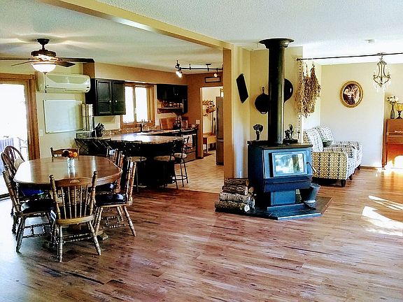 Open Floorplan w/Big Windows