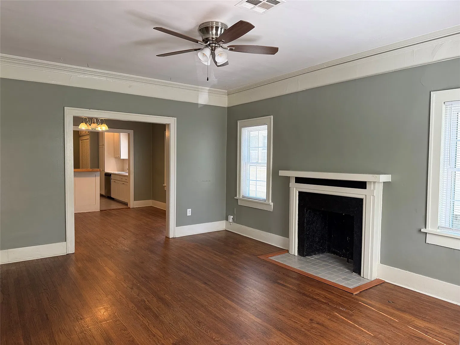 3 bed, 1.0 bath, 1222 sqft, $1,600 — Photo 3