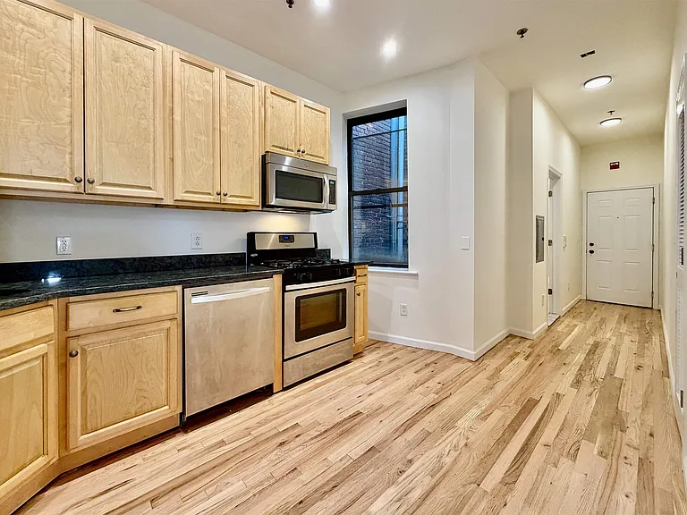 105 11th St #4F — Photo 3