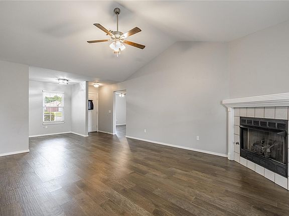5th image of 1415 S Camellia Ln