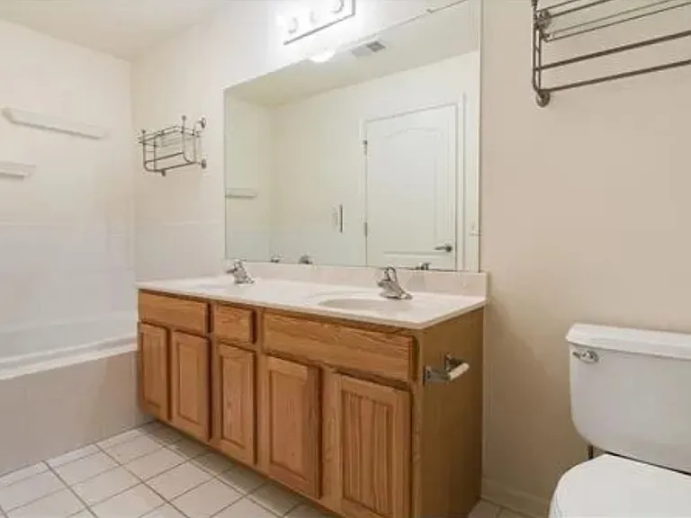 1018 Dogwood Ct — Photo 2