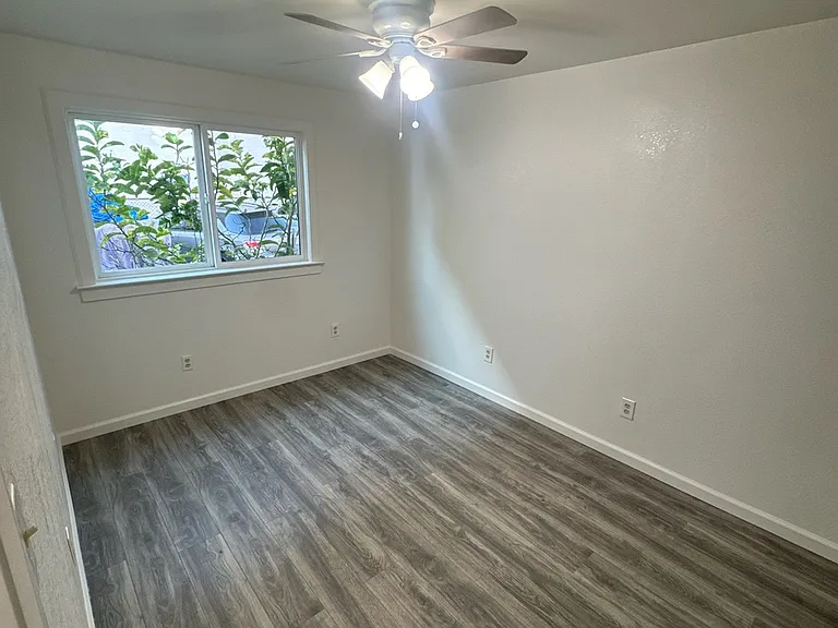 Stanford Avenue Apartments — Photo 12