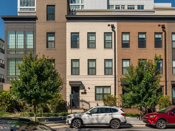 213 Montgomery St, Alexandria, VA 22314