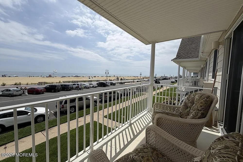 2 bed, 992 sqft, $2,300 — Photo 3