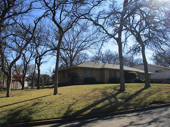 3rd image of 807 Hampshire Dr