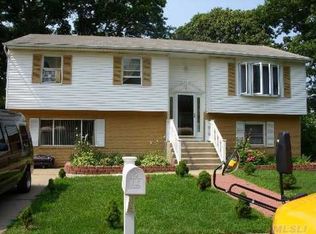 5 Bennett Ct, Copiague, NY 11726