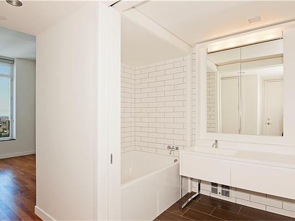 1st image of 15 William St Unit Penthouse 3