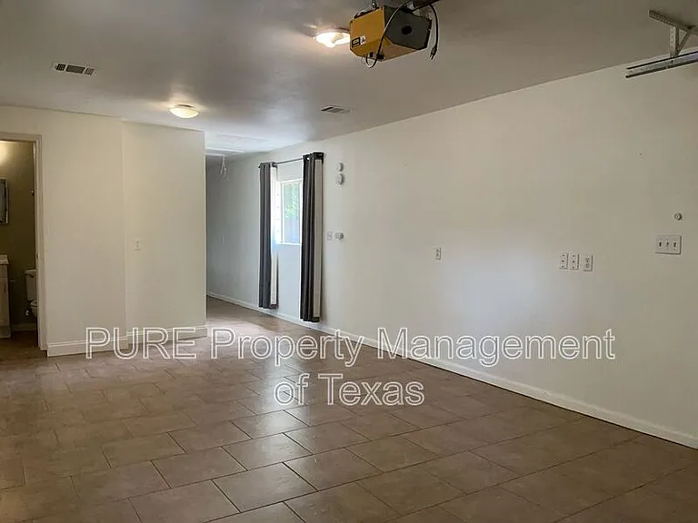 2517 E 4th St — Photo 28