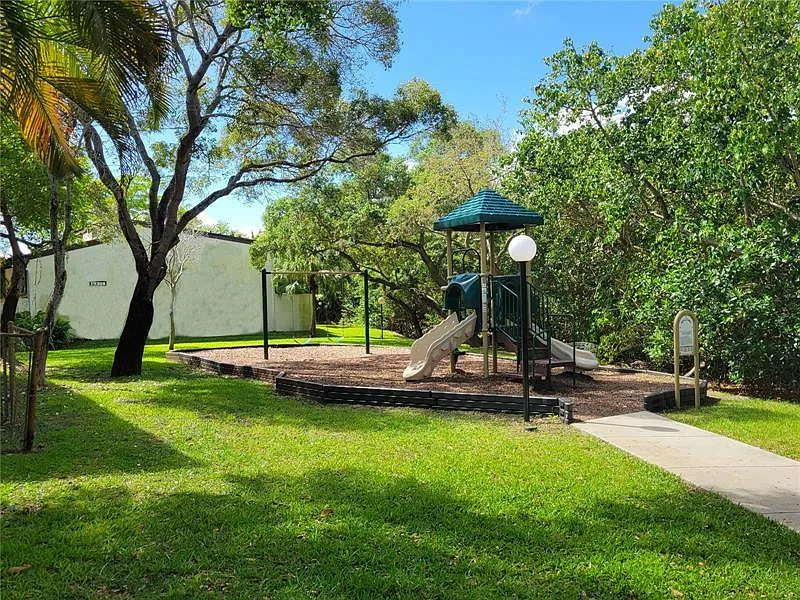 3 bed, 2.5 bath, 1688 sqft, $2,800 — Photo 3