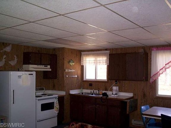 4th image of 1085 E Lincoln St