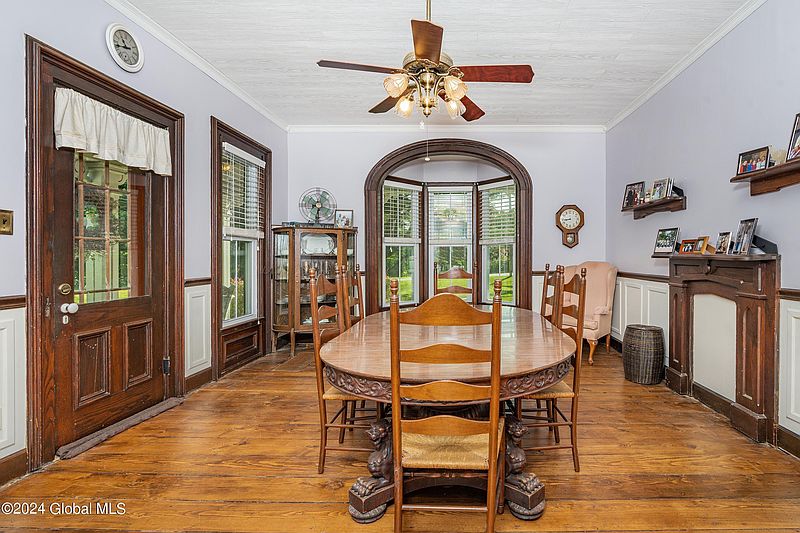 4th image of 154 Woodin Road