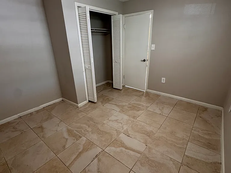 7504 N Thatcher Ave — Photo 21