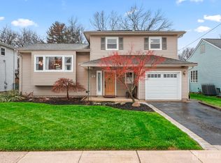 29 Hollywood Dr, Woodbridge, NJ