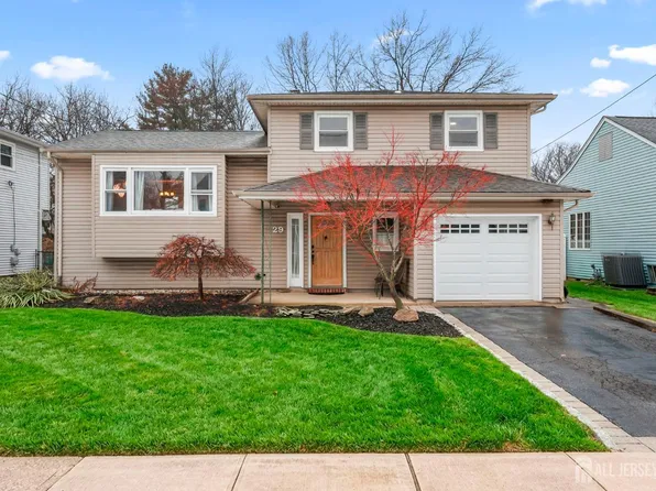 29 Hollywood Dr, Woodbridge, NJ 07095