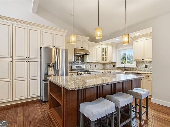 5th image of 64 Basswood Cir