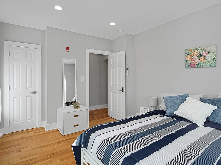 2049 E Hagert St #UPSTAIRS — Photo 8