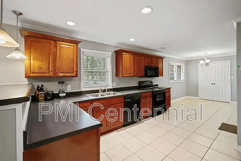 3 bed, 2.0 bath, 1568 sqft, $2,100 — Photo 4