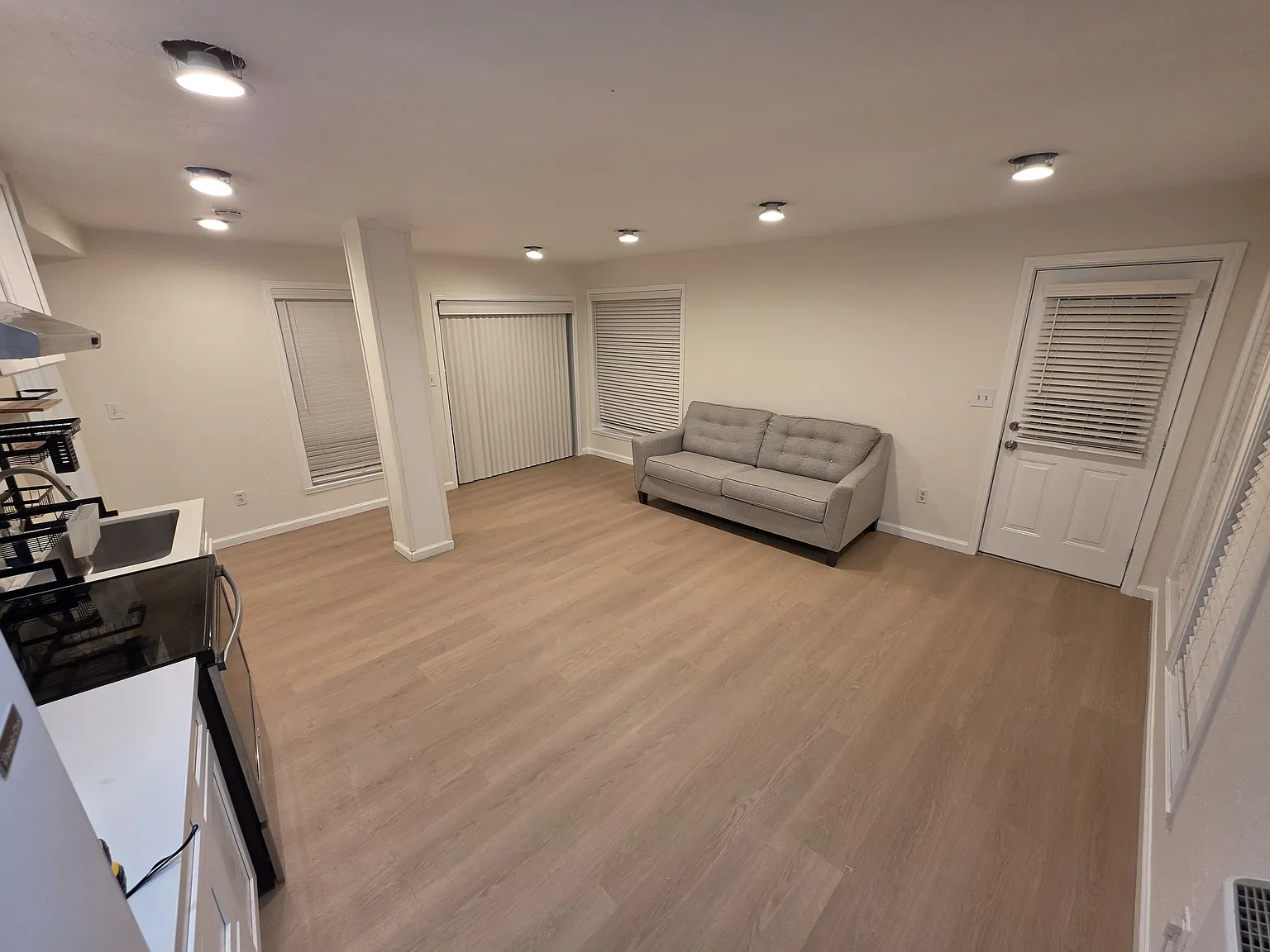 2 bed, 725 sqft, $4,700 — Photo 3