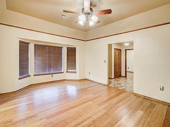 3rd image of 901 NW Micklegate Blvd