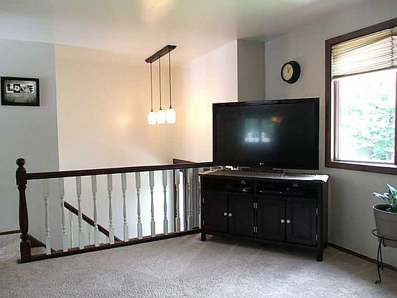 5th image of 221 E White Oak St