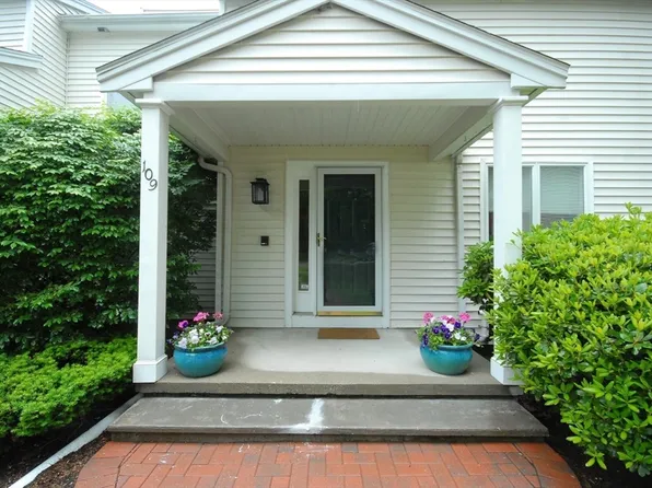 109 Parkhurst Dr, Westford, MA 01886
