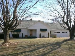 221 Chapel Dr, Ellwood City, PA 16117
