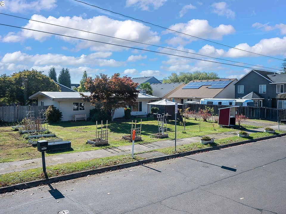 1st image of 3344 SE Hillyard Rd