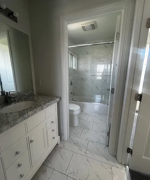 2nd restroom (jack & jill)