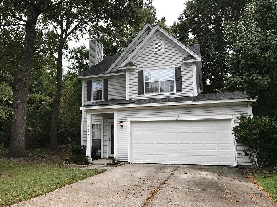 Exterior of home. Pressure washing and full lawn service has been scheduled prior to next move in!