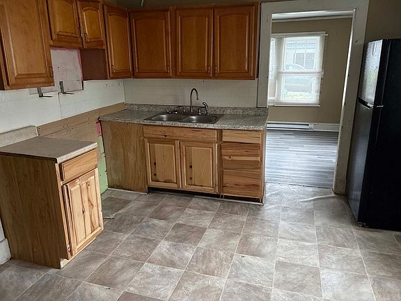 4th image of 524 Amos St