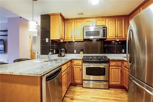 Sold by Avenue Sotheby's International Realty | media 31