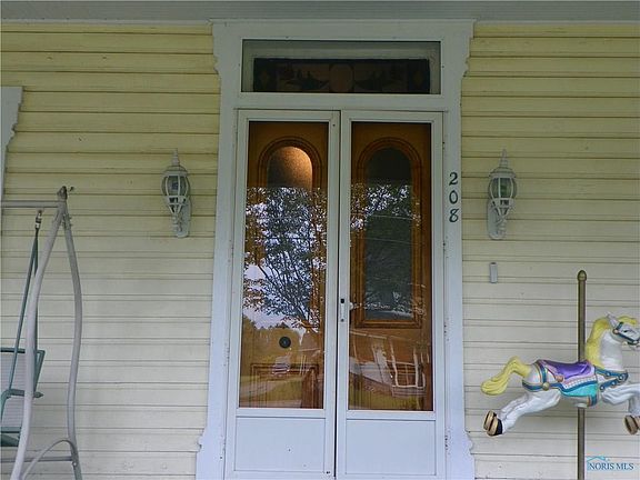 3rd image of 208 S Kansas St