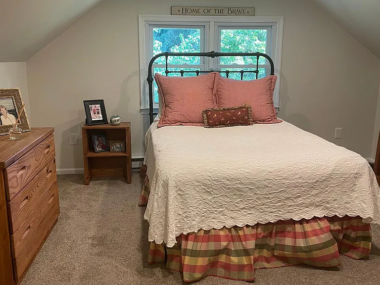 2nd bedroom (upstairs)