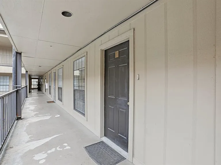 2401 Leon St #210 — Photo 27