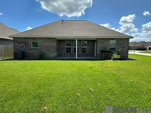 4 bed, 1892 sqft, $2,450 — Photo 2