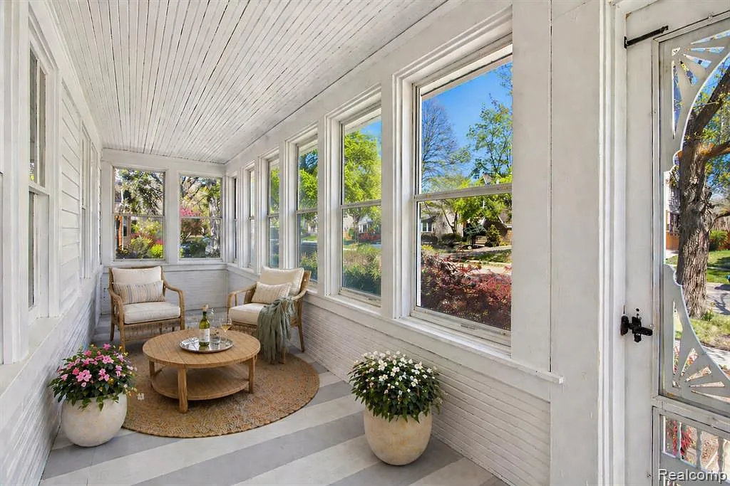 4 bed, 2.0 bath, 1959 sqft, $2,700 — Photo 3