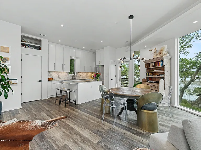 Dining area/kitchen