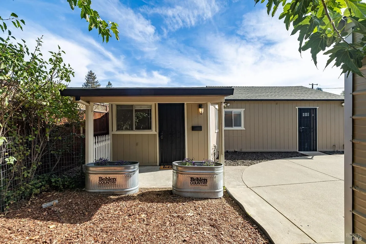575 La Verne Ave — Photo 2