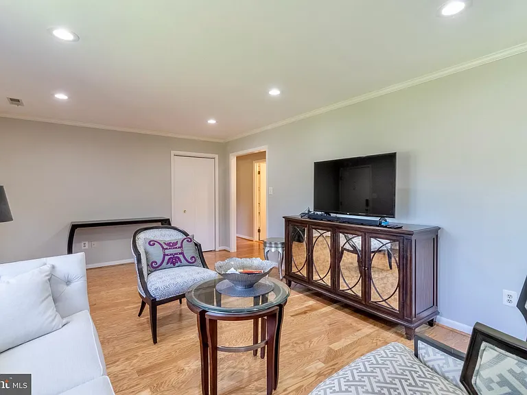 7613 Hamlet St — Photo 4