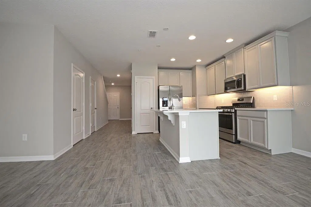 3 bed, 2.5 bath, 1379 sqft, $2,350 — Photo 3