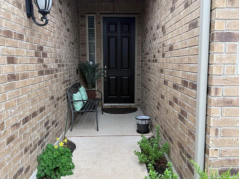 2917 Coral Valley Dr — Photo 2